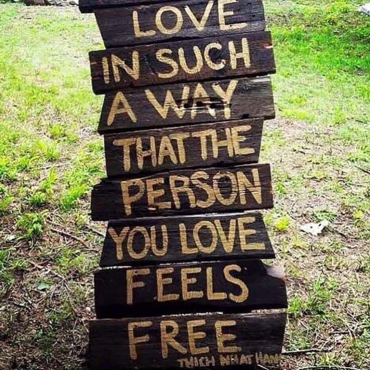 Wooden structure with the quote by Thich Nhat Hanh printed on it: Love in such a way that the person you love feels free.
